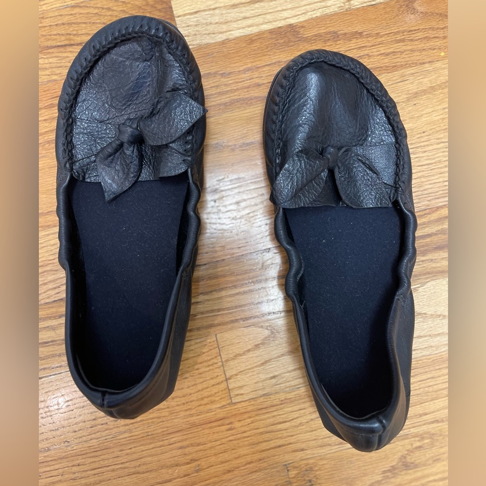 “Unshoes” moccasin ballet flat with bow- sz 12 women’s
